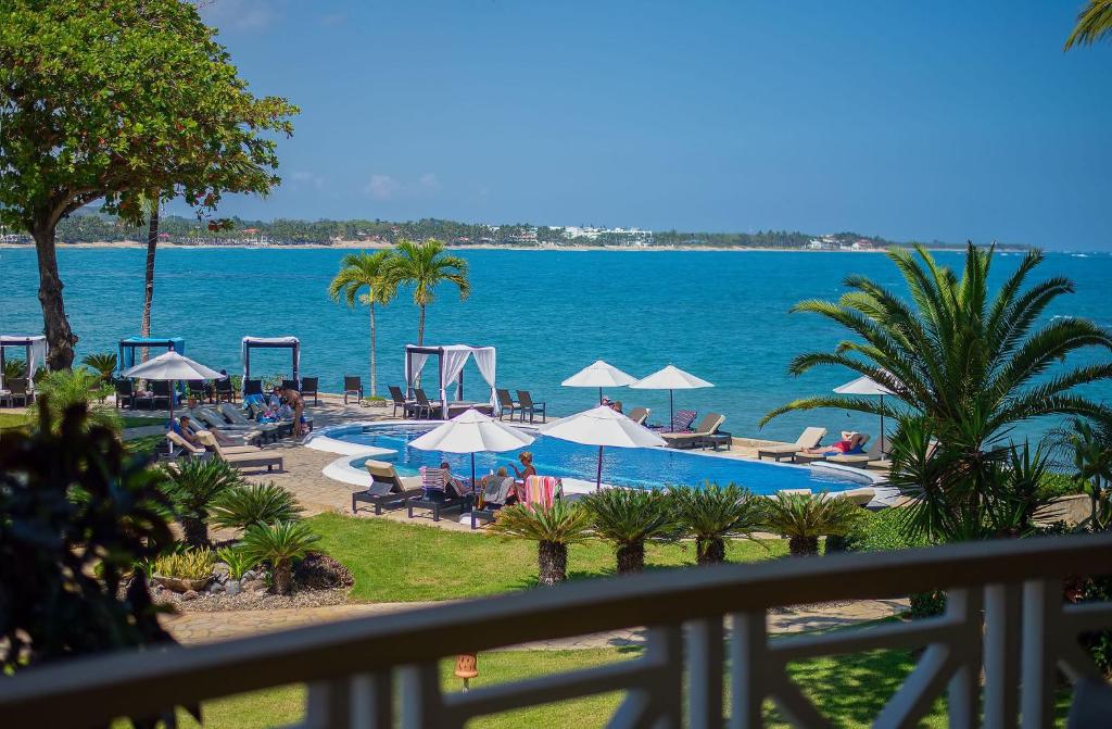 喀巴里特维林罗海滩公寓式度假酒店的享有游泳池和大海的景色