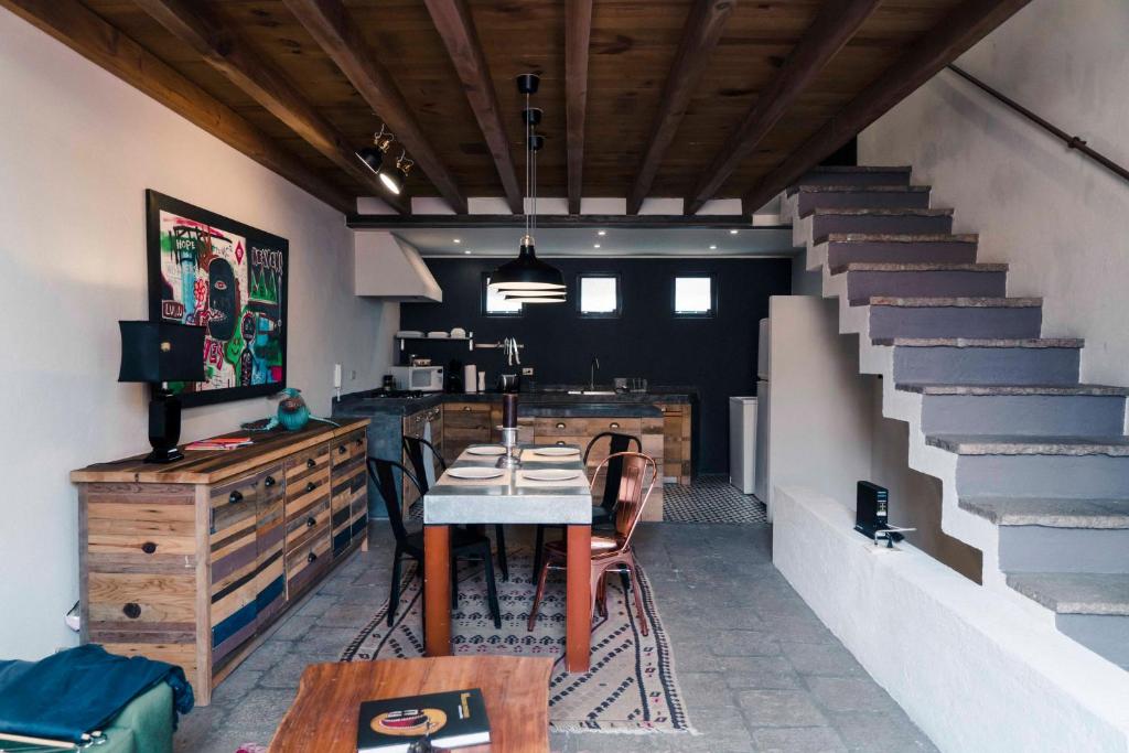 圣米格尔-德阿连德Canela Fina - Adults Only的一间带桌子和楼梯的用餐室