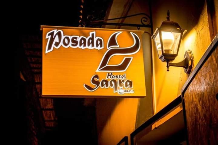 库斯科Posada SAQRA Cusco的大楼一侧餐厅标志