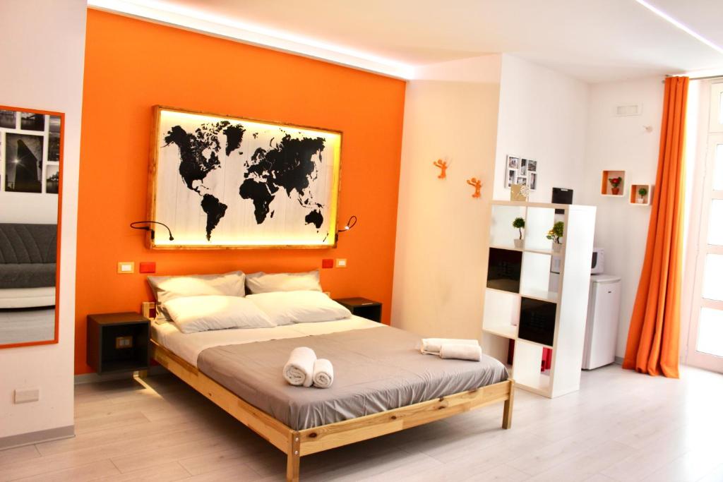 拉古萨Ragusa 2的一间卧室配有一张带橙色墙壁的大床