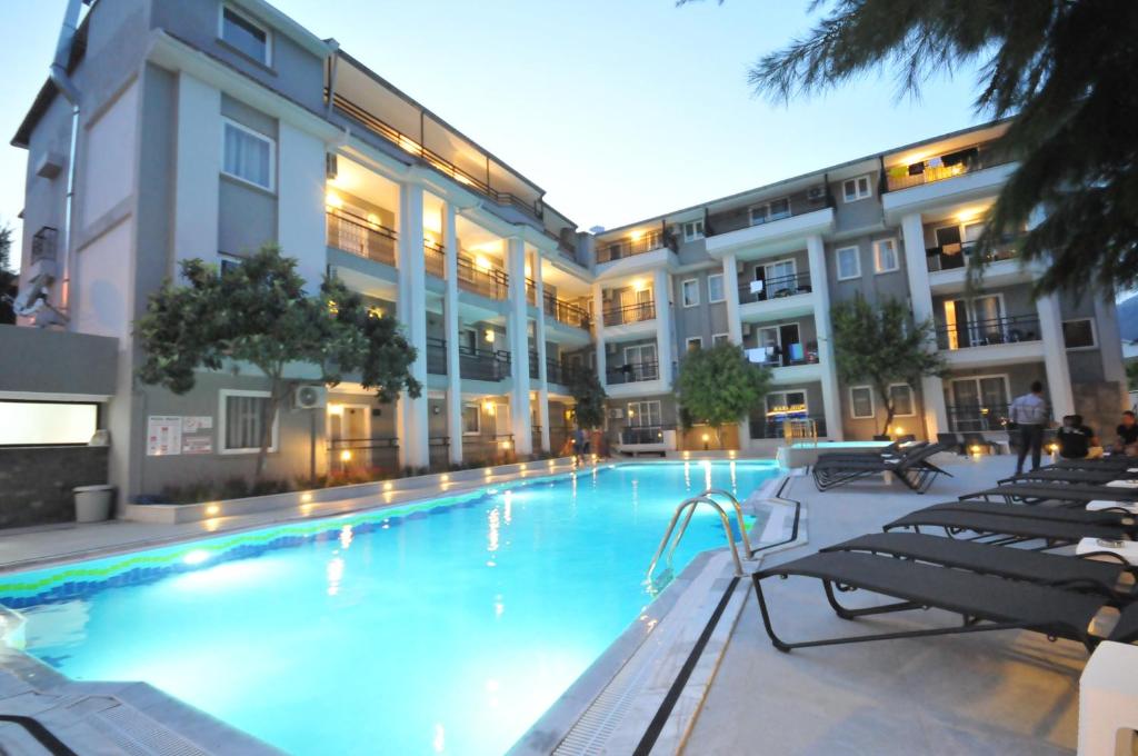 马尔马里斯Club Sema Suite Hotel的大楼前的游泳池