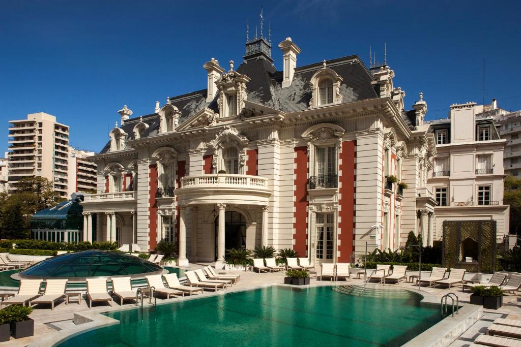 布宜诺斯艾利斯布宜诺斯艾利斯四季酒店的一座大型建筑,前面设有一个游泳池