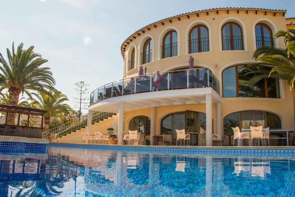 卡尔佩Hotel Gran Sol的大楼前设有游泳池的酒店