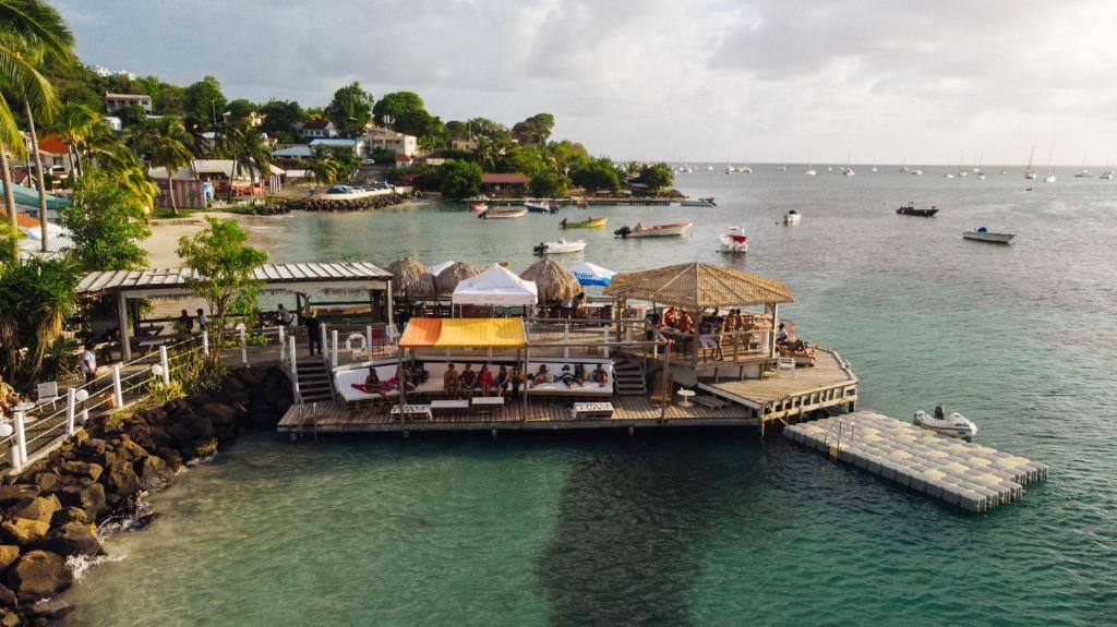 圣安娜Hotel-Restaurant La Dunette的码头空中景色,水面上设有餐厅