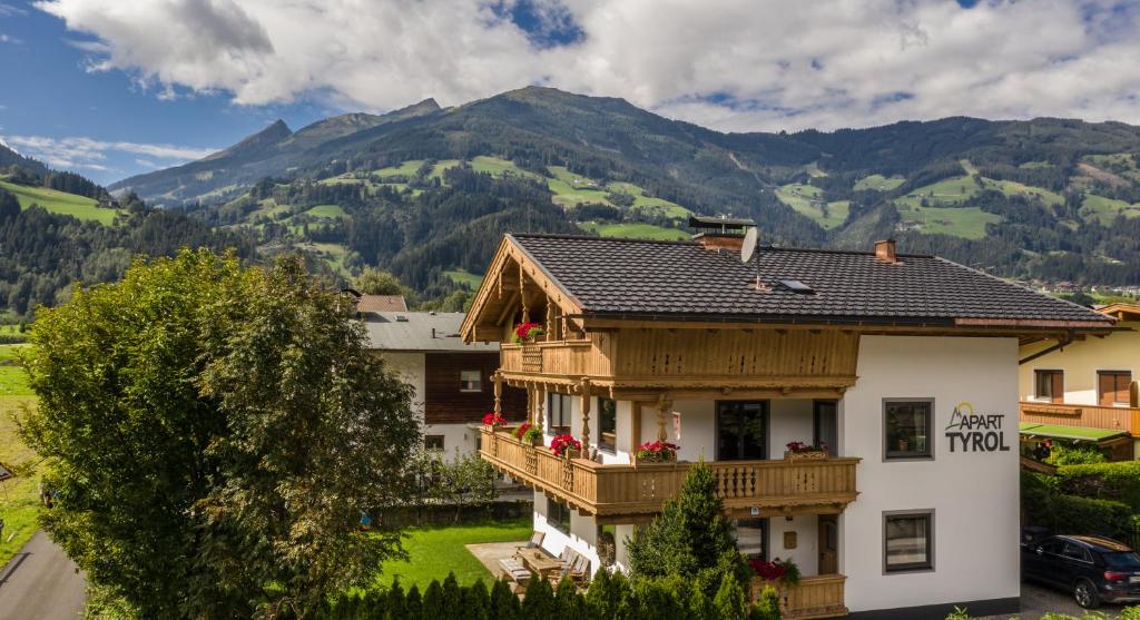 乌登斯提洛尔公寓酒店的带阳台的度假屋,享有山脉背景