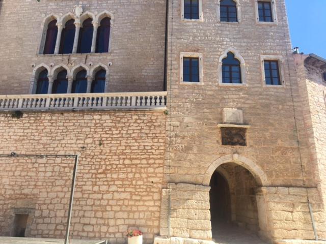 巴莱Villa Castel的前面有拱门的大型砖砌建筑