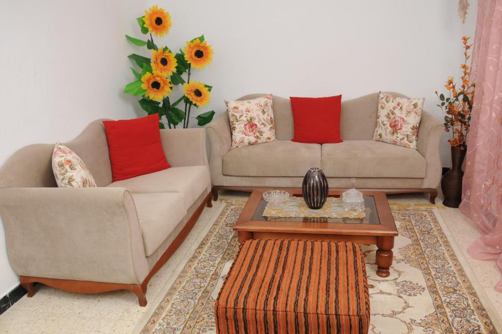 RadèsCity Apartment Rades Tunis free Wifi的客厅配有两张沙发和一张咖啡桌