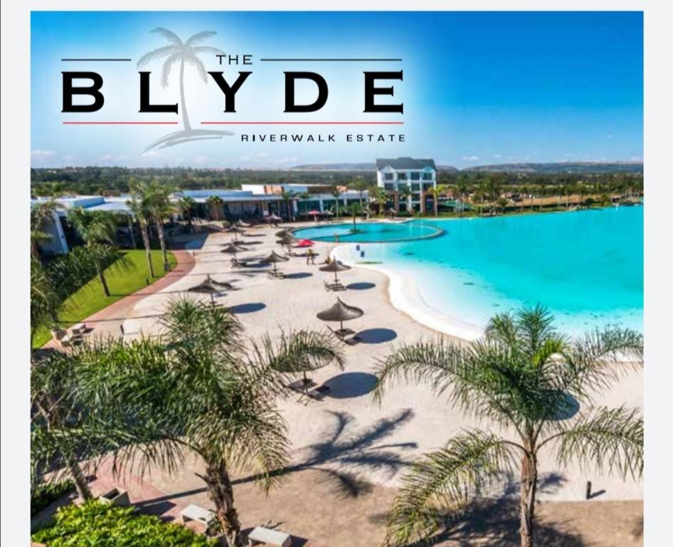 比勒陀利亚The Blyde Riverwalk Estate的棕榈树海滩度假村的杂志封面