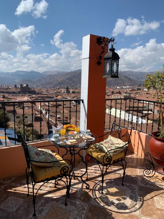 库斯科夸尔卡姆帕塔旅馆的美景阳台配有桌椅