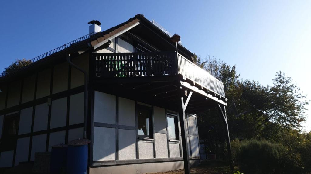 弗兰克瑙Ferienhaus Naturblick am Tor zum Nationalpark Kellerwald的房屋的顶部设有阳台