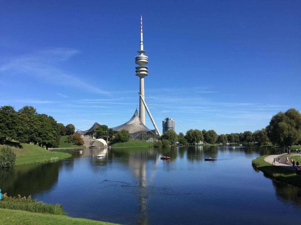 慕尼黑Studio München nahe Olympiapark的享有河流的景色,设有电视塔