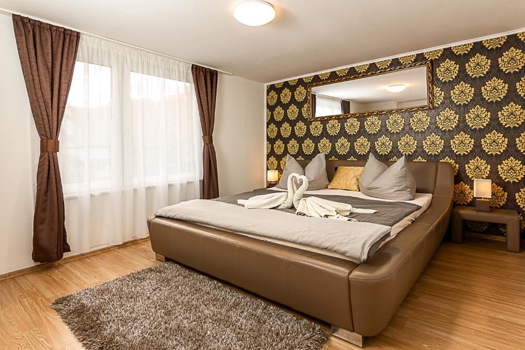克塞洛Kőszeg Panzió的一间卧室配有一张带镜子的大床