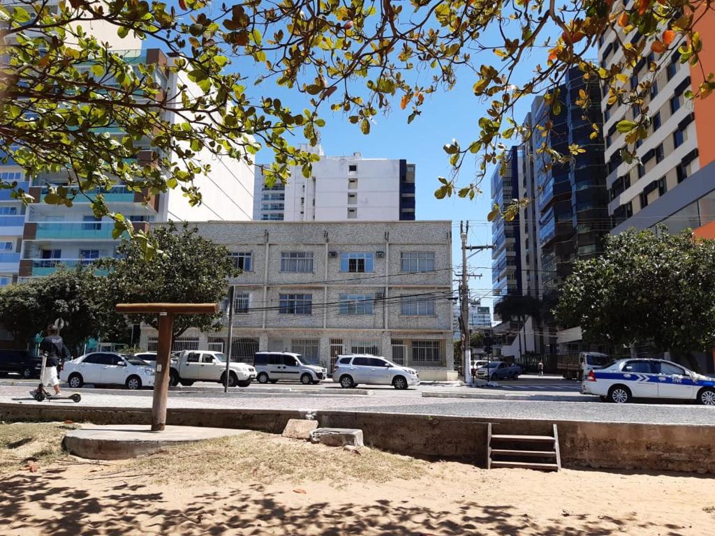 维拉维尔哈Yellow Hostel Praia da Costa的街道,有汽车停在有建筑物的城市