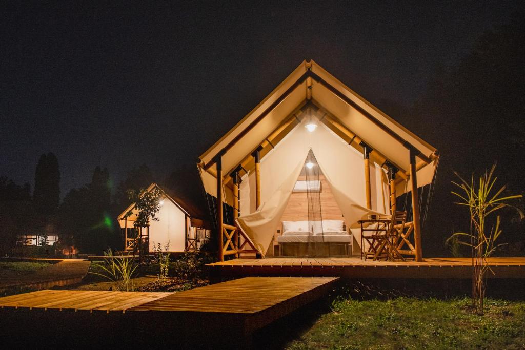 班斯卡 - 什佳夫尼察ForRest Glamping的大型帐篷,晚上配有一张床
