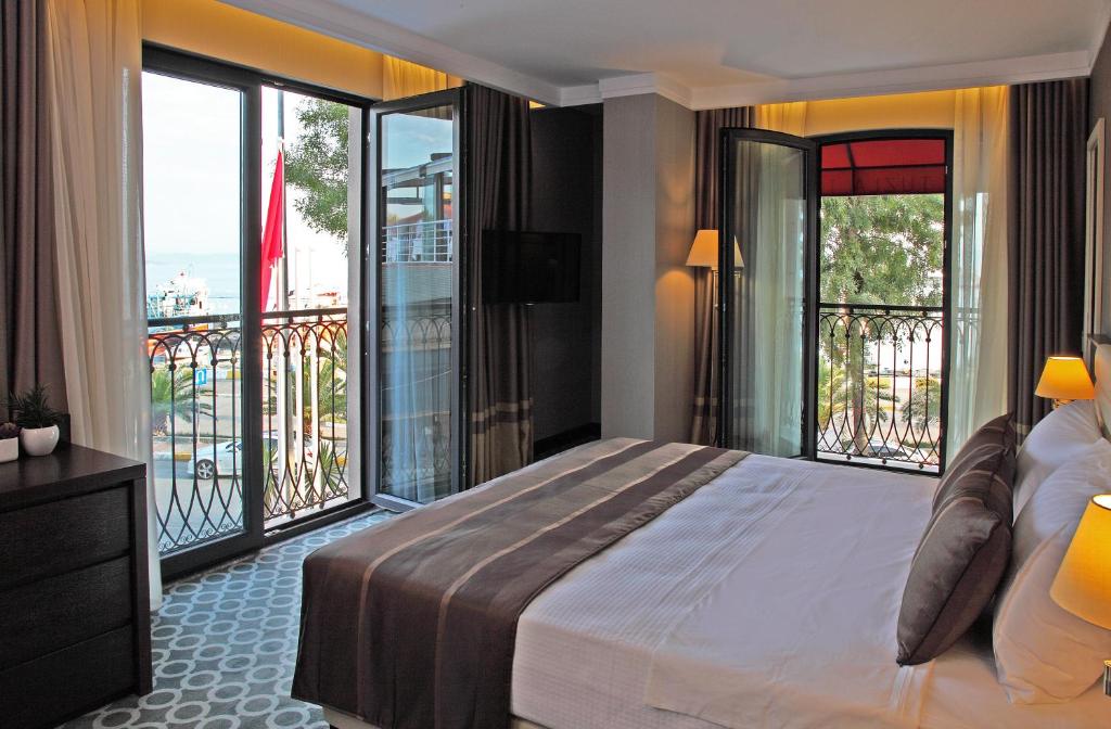 图兹拉图兹拉城酒店的一间带大床的卧室和一个阳台