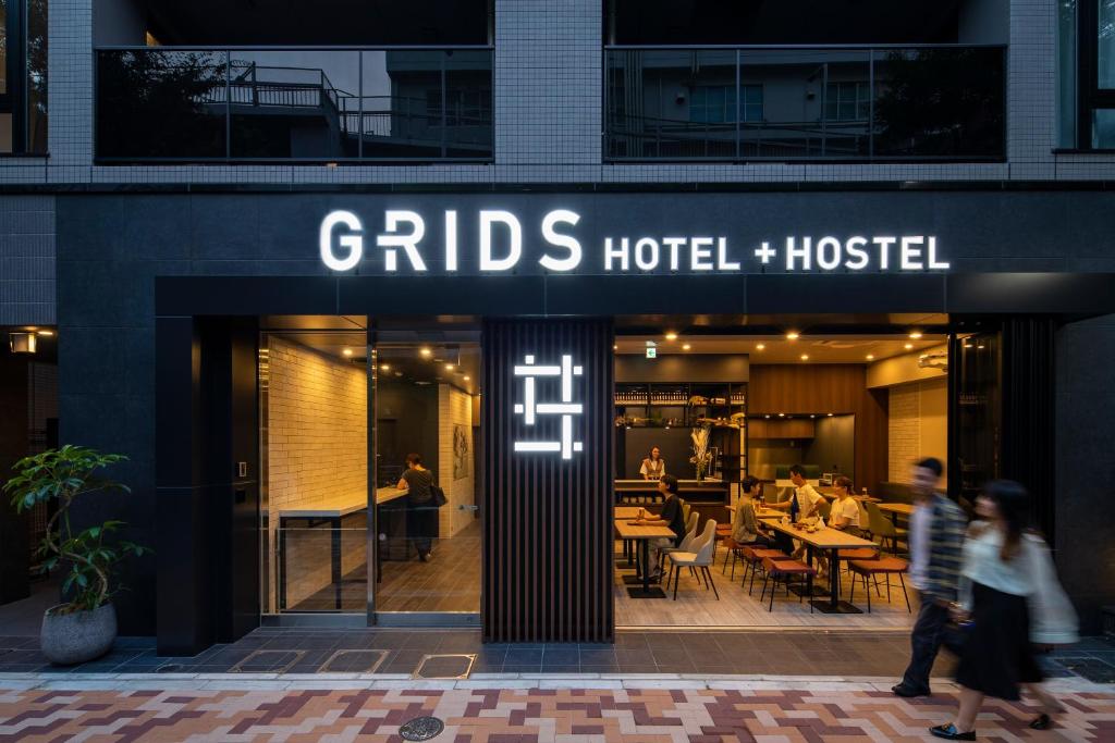 东京Grids Tokyo Ueno Hotel&Hostel的一群人走在旅馆前面