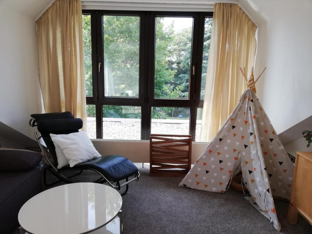 赫恩Bertha´s Home的客厅配有帐篷和桌子