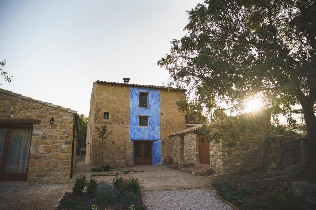 奥尔塔-德圣胡安Casa rural Mas del Serranet的一面有蓝色油漆的建筑
