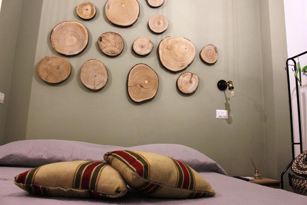 CiròCasa Mazzone的墙上有一顶帽子的卧室