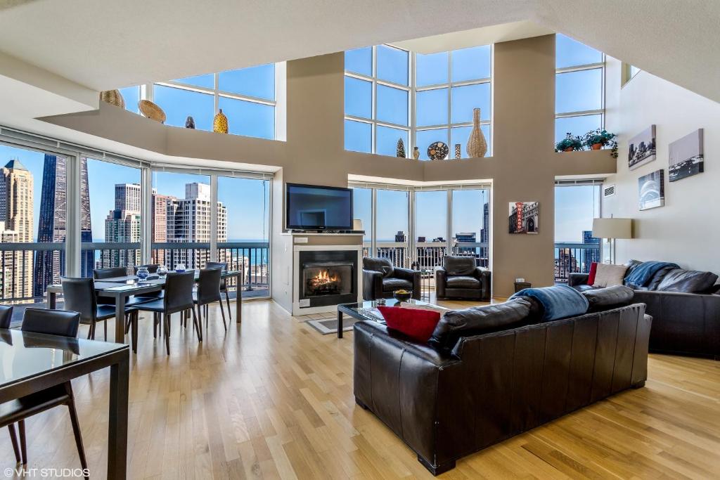 芝加哥格兰德帕拉扎顶层公寓的一间享有城市美景的客厅