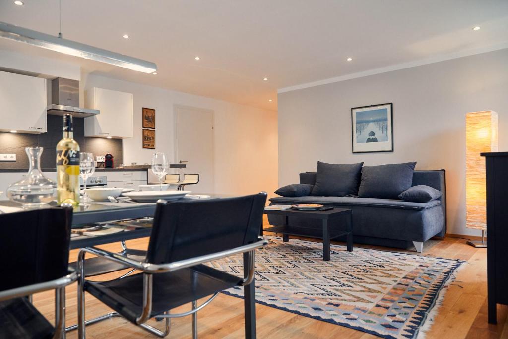 萨尔茨堡Junker's Apartments的客厅配有沙发和桌子