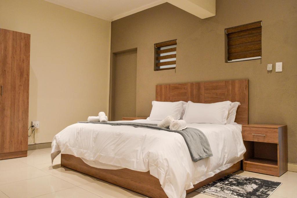 约翰内斯堡Millennium hotel的一间卧室配有一张带白色床单的大床