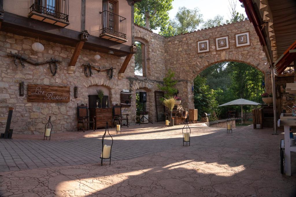 莫利纳德亚拉贡Alojamiento Rural Molino Del Batan的庭院中一座带拱门的石头建筑