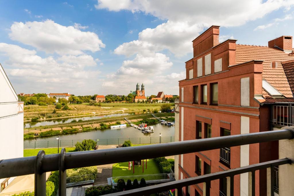波兹南Sleepway Apartments- Szyperska的阳台享有河景