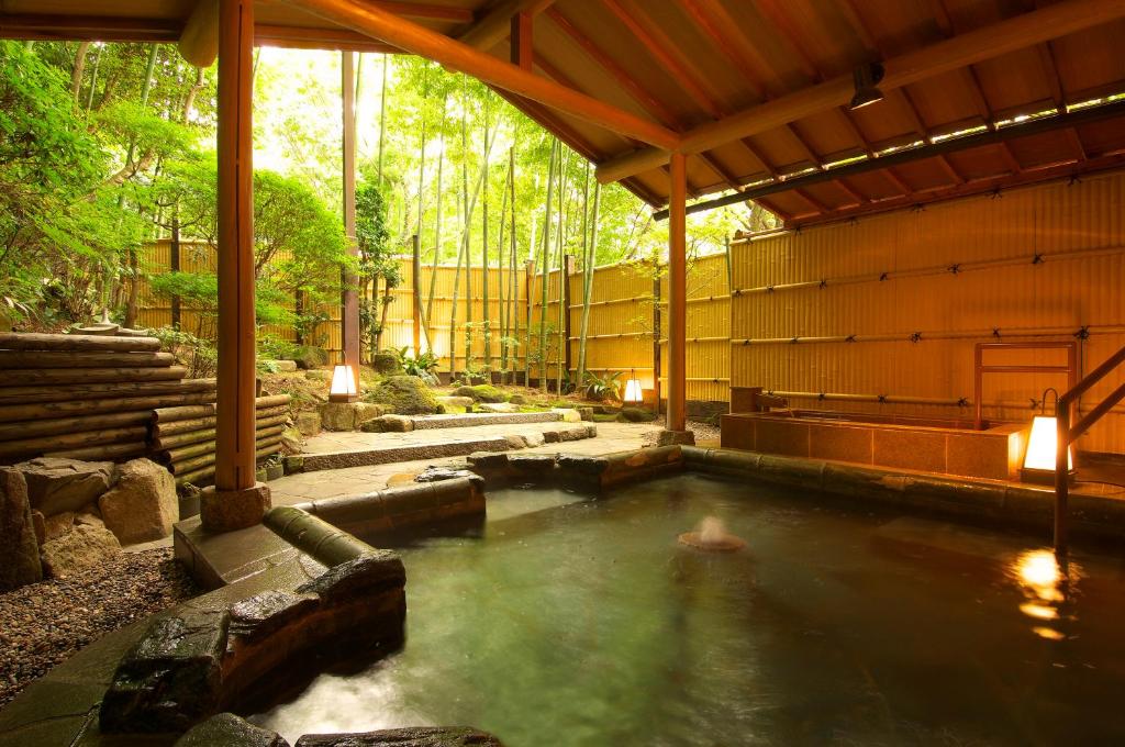 神户有马温泉 竹取亭丸山温泉旅馆的建筑物里有人的水池
