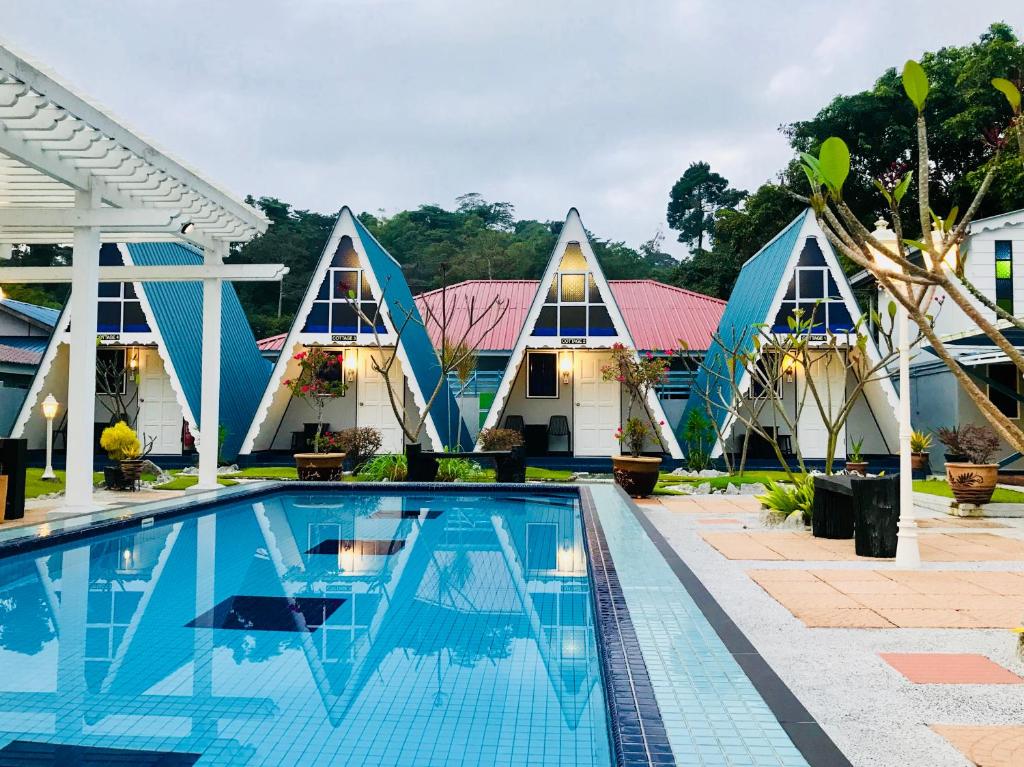 邦咯邦喀岛尼帕宾馆的享有酒店游泳池的景致。