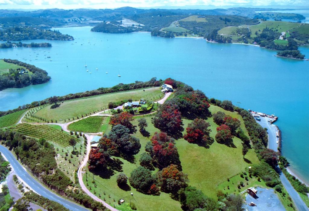 SurfdaleWaiheke Island Vineyard Holiday Houses的湖中的一个岛屿