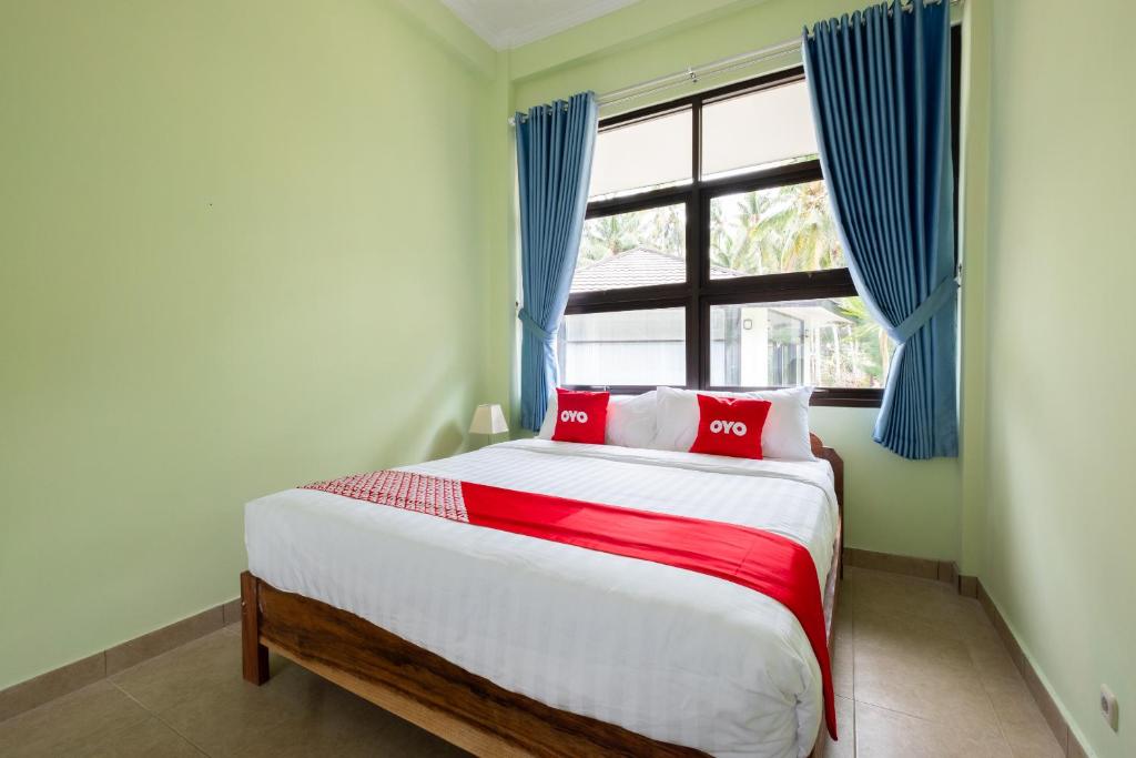OYO 1605 Puput Resort Batulayar Senggigi客房内的一张或多张床位