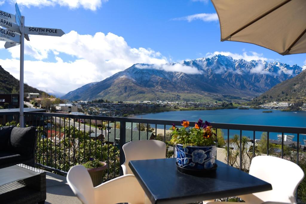 皇后镇大使馆住宿加早餐旅馆的桌椅,享有湖泊和山脉的美景