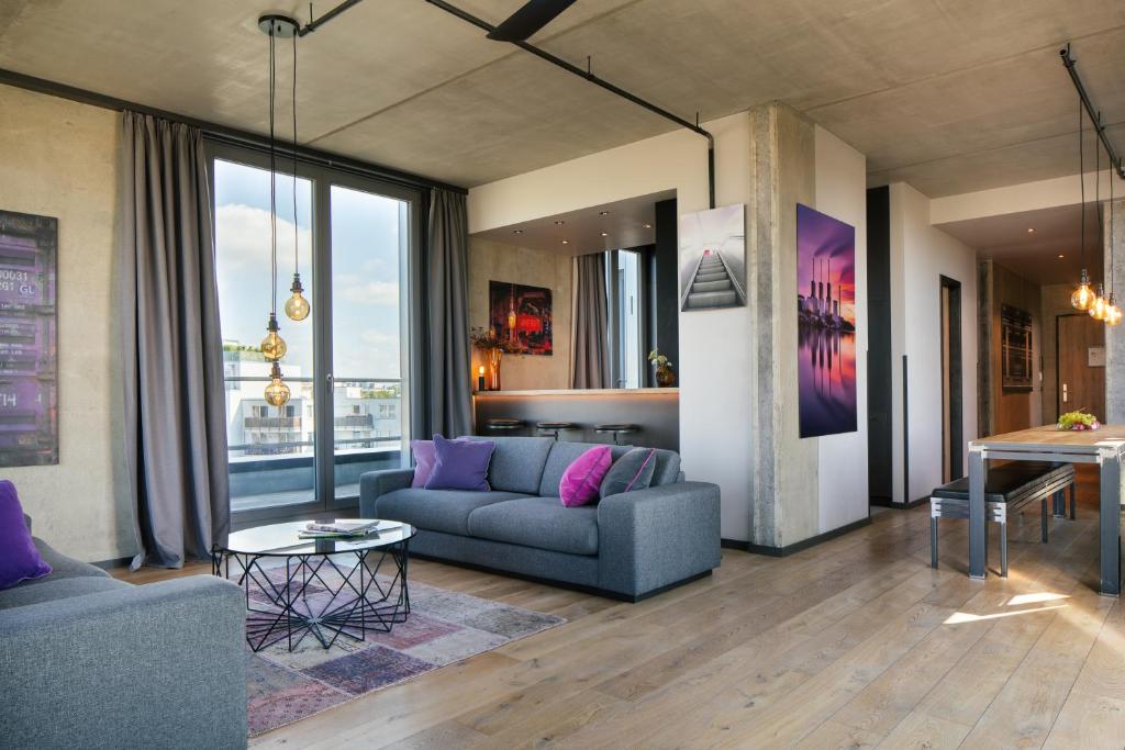 柏林Downtown Apartments Mitte的客厅配有沙发和桌子