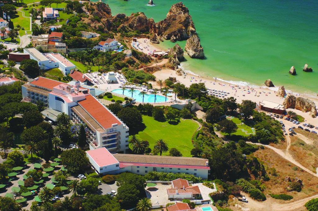 阿尔沃尔佩斯塔纳阿尔维普拉亚尊贵海滩高尔夫度假酒店的享有度假胜地和海滩的空中景致