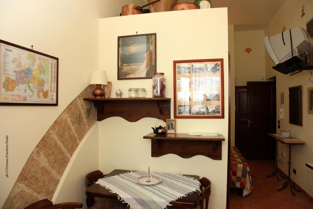 巴格里亚唐娜利亚公寓的一间设有楼梯的房间,里面设有桌子
