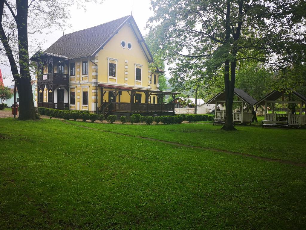 LeorzeniDofteana Park的绿色草坪上的大型黄色房子