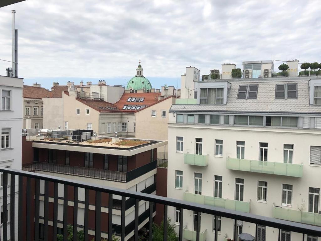 维也纳Moderne trifft Tradition im Herzen Wiens的阳台享有城市景观。