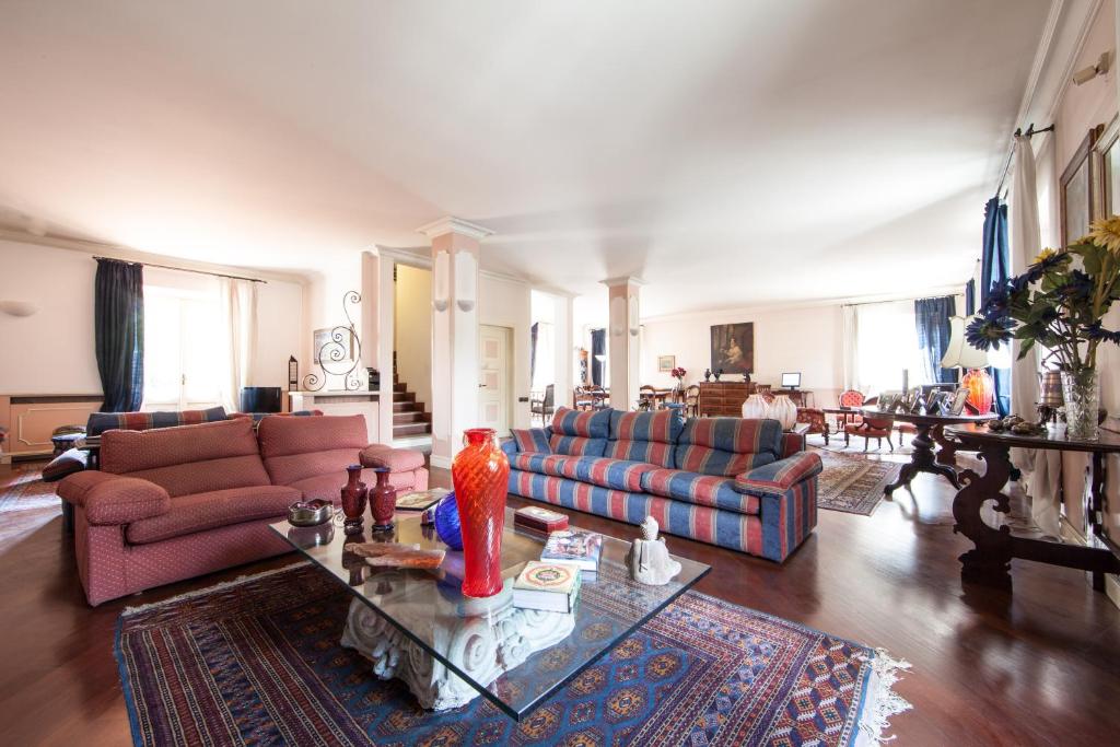 马真塔赛事酒店的客厅配有两张沙发和一张桌子