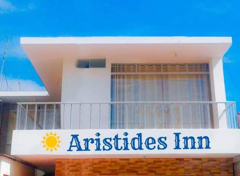 瓦尔梅Aristides Inn的一座有读书阿里斯蒂德的标志的建筑