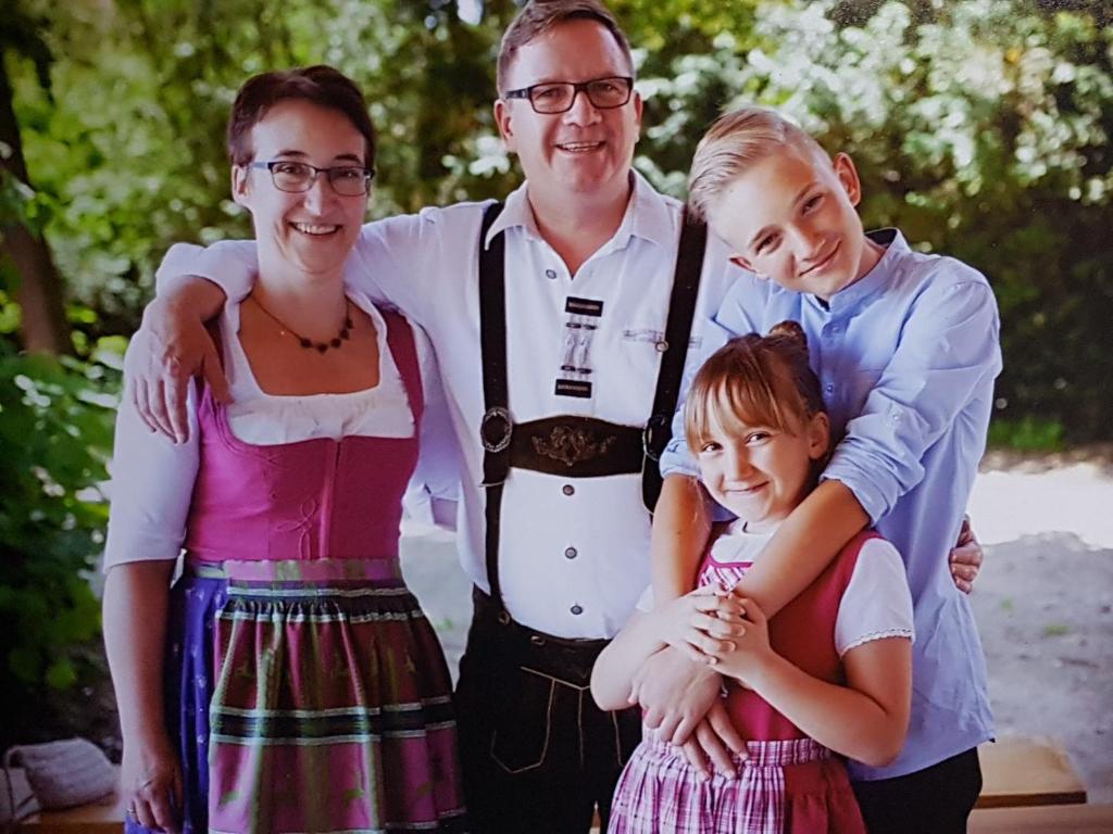 海格-安豪斯奥克米腾多尔坲宾馆的一起拍照的家庭