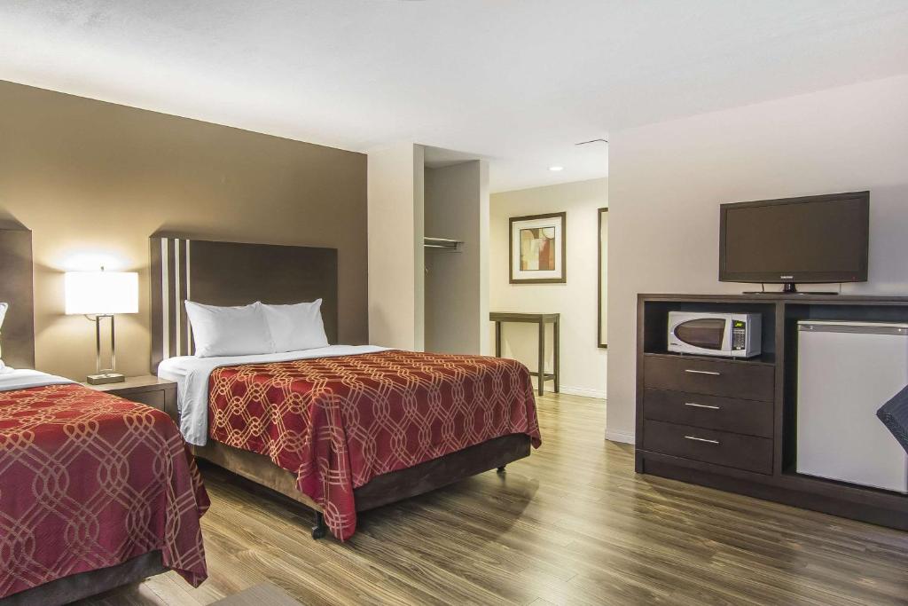 莱斯布里奇莱斯布里奇伊克诺套房旅店的酒店客房设有两张床和一台平面电视。
