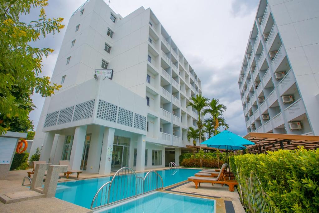 普吉镇普吉岛苏伦套房酒店的一座带游泳池和大楼的酒店