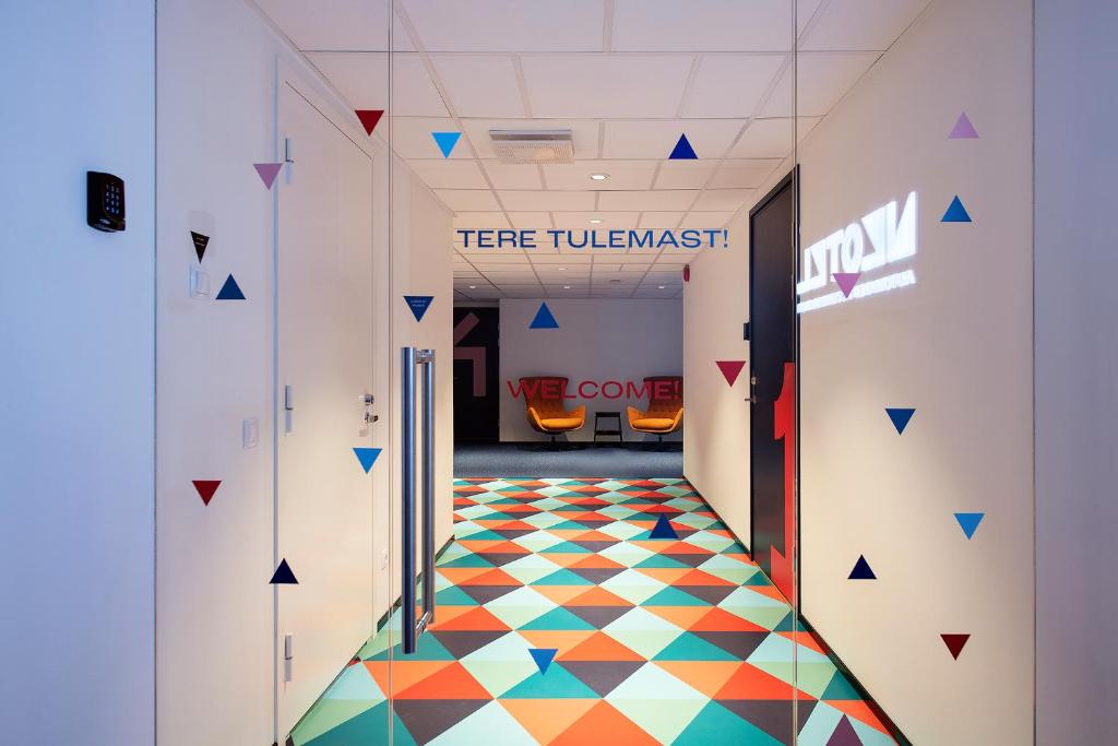 塔林Neotel的大楼内有色彩缤纷的走廊