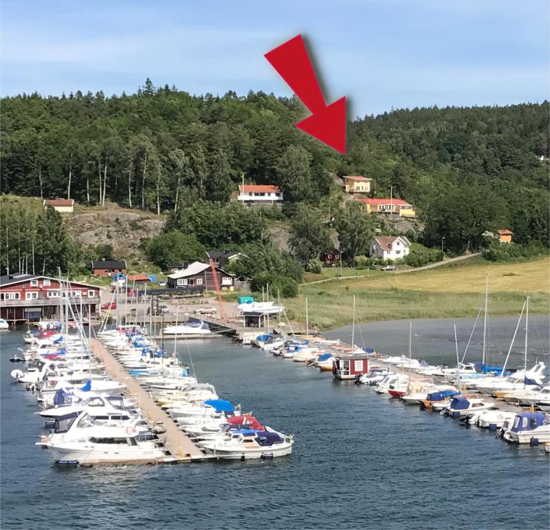 卢恩斯基尔贵族山林小屋的一群船停靠在码头上,有红箭