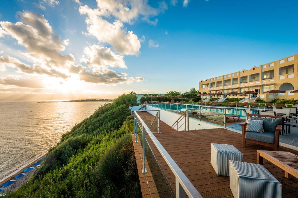 尼福雷伊卡尼佛雷卡海滩酒店的从度假村的阳台上可欣赏到水景