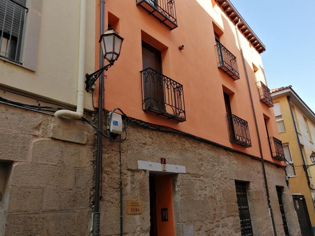 洛格罗尼奥Casa MILA , Centro Histórico的一座橙色的建筑,在街上设有阳台