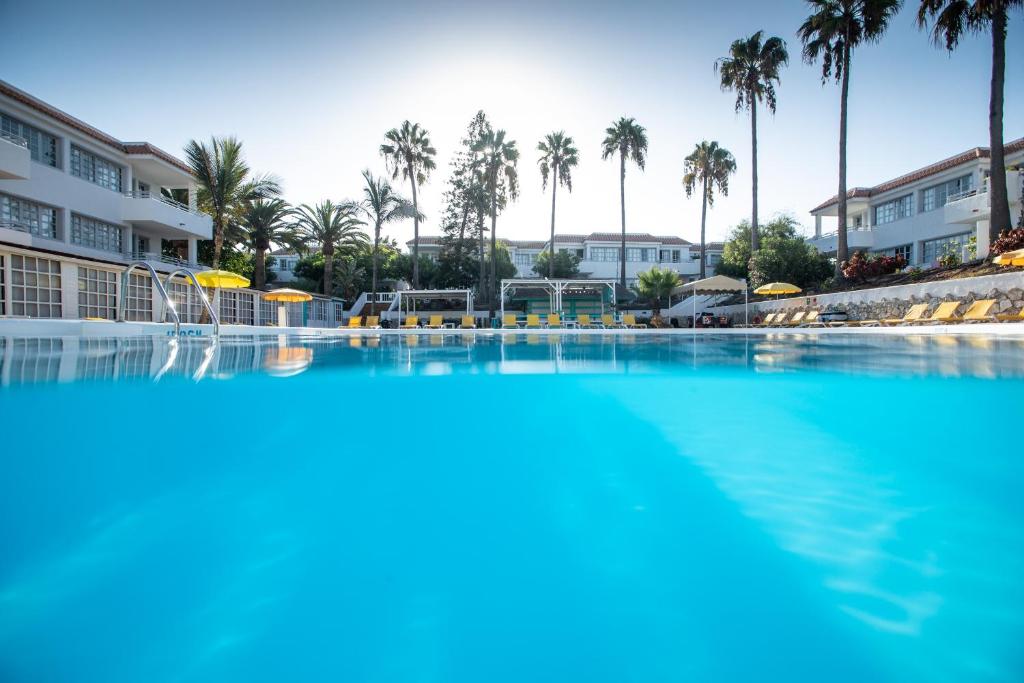 科拉雷侯富恩特公园公寓的棕榈树度假村的游泳池