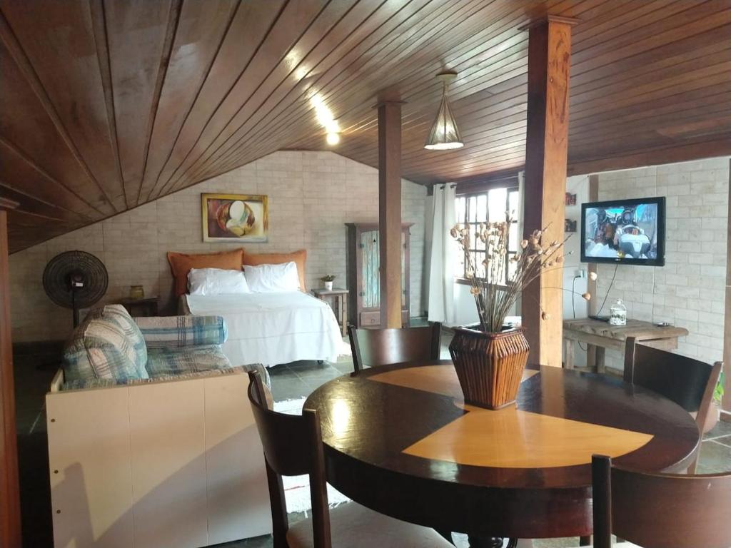维拉维尔哈Suite da Fernanda的卧室配有一张床和一张桌子及椅子