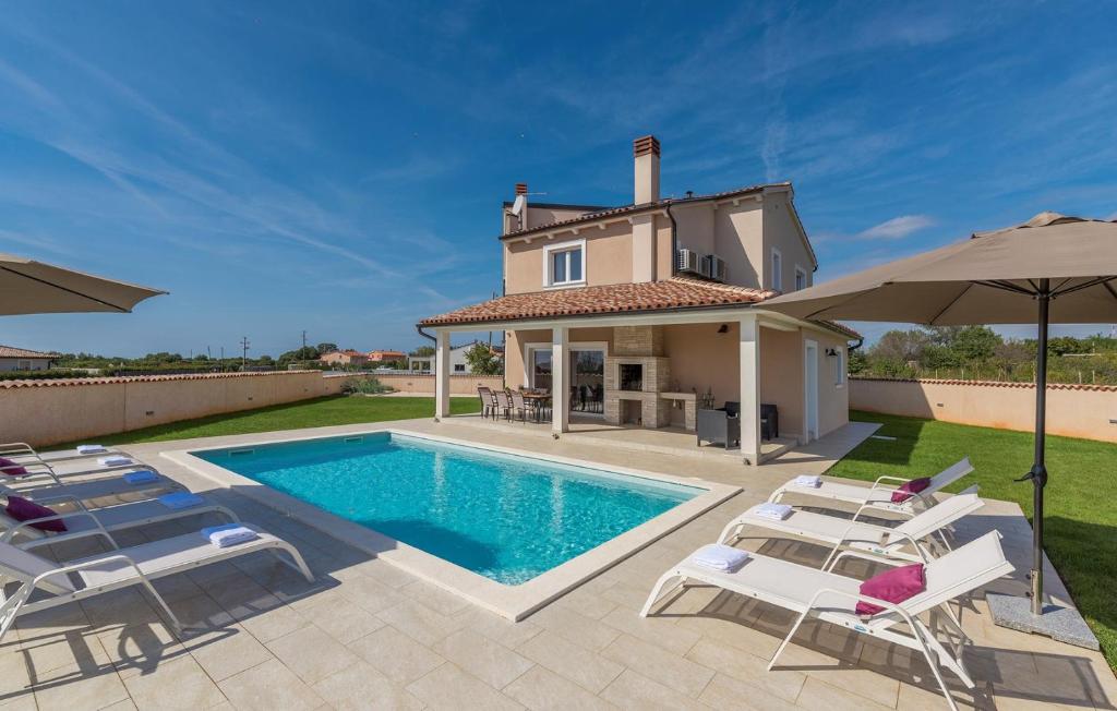 罗波里卡Villa Magica的一座带游泳池和房子的别墅